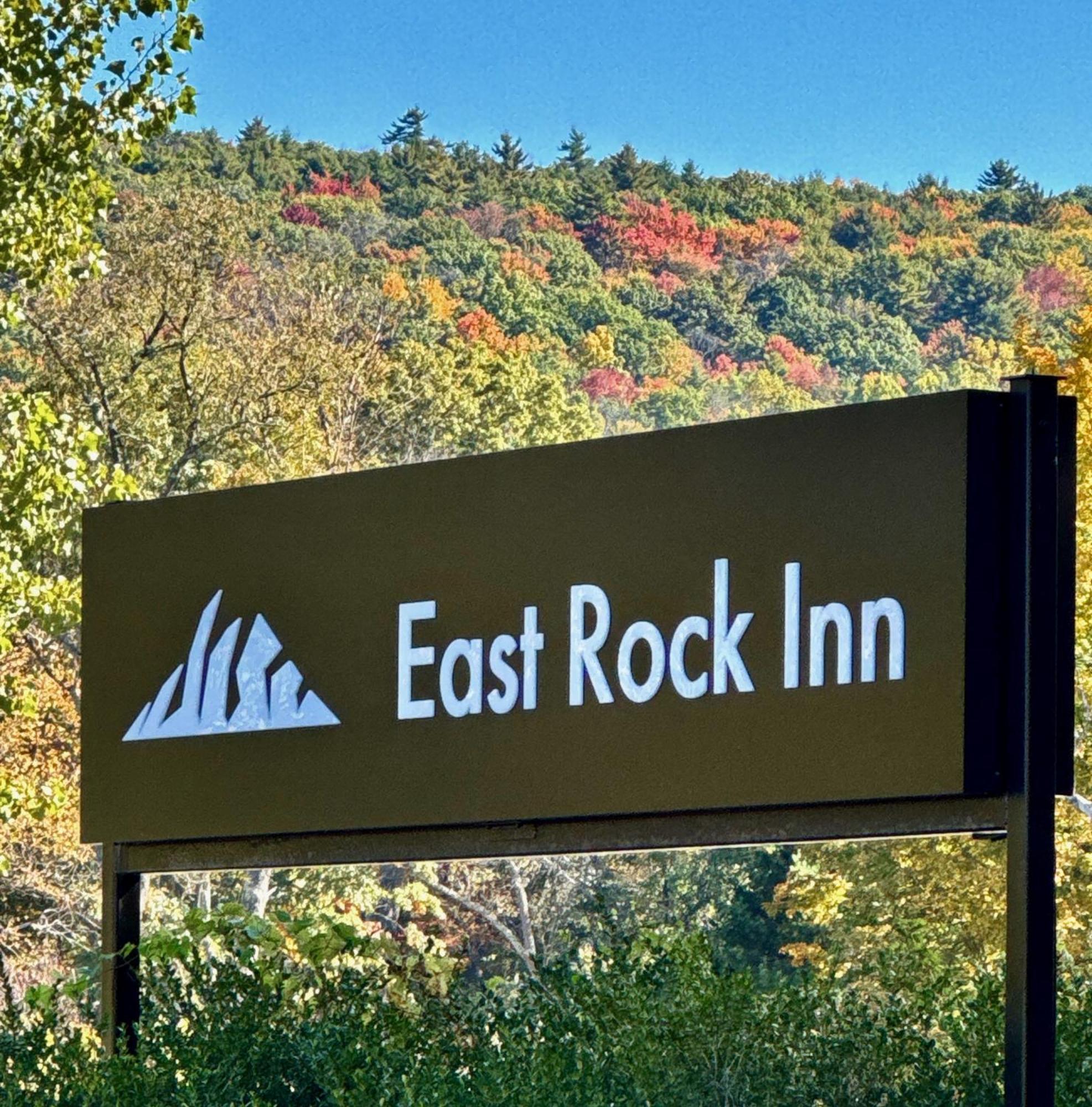 East Rock Inn เกรทบาร์ริงตัน ภายนอก รูปภาพ